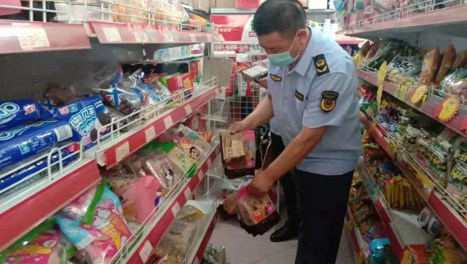 達拉特旗安達市場監督管理所開展轄區預包裝與散裝食品安全大檢查